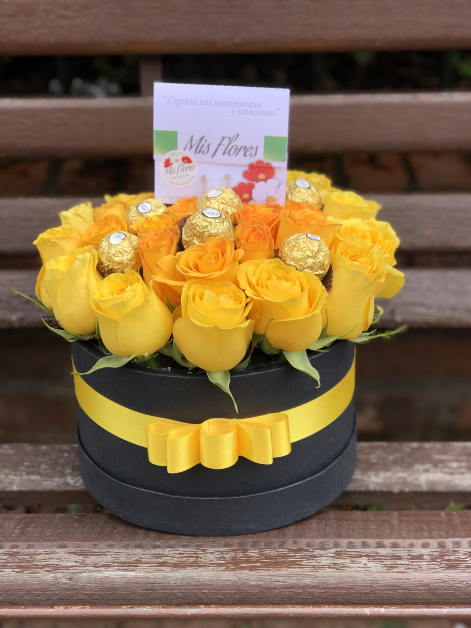 Caja deluxe redonda de rosas y chocolates - Mis Flores Bogotá.com
